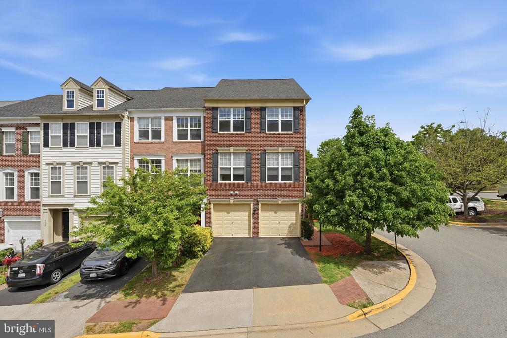 8102 DOVE COTTAGE COURT