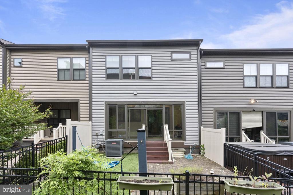 3156 GOLDENWAVE COURT