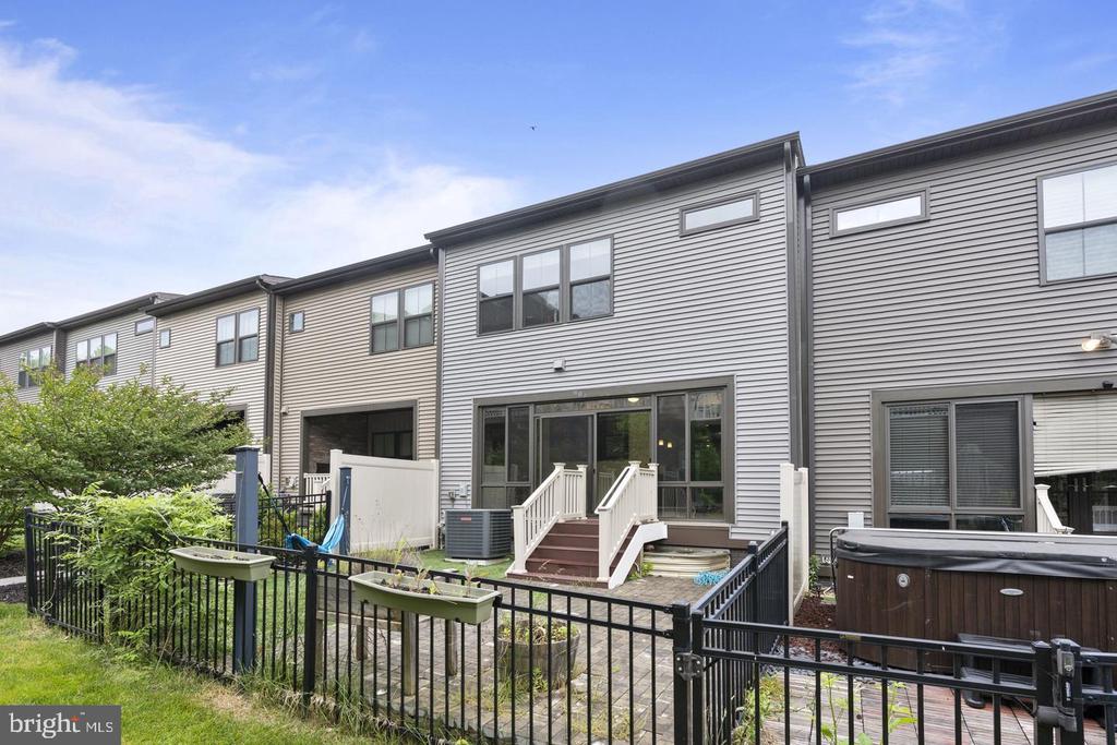 3156 GOLDENWAVE COURT