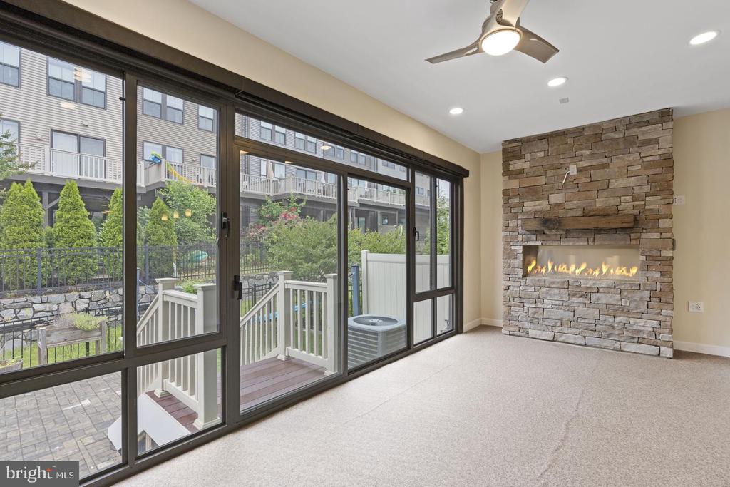 3156 GOLDENWAVE COURT