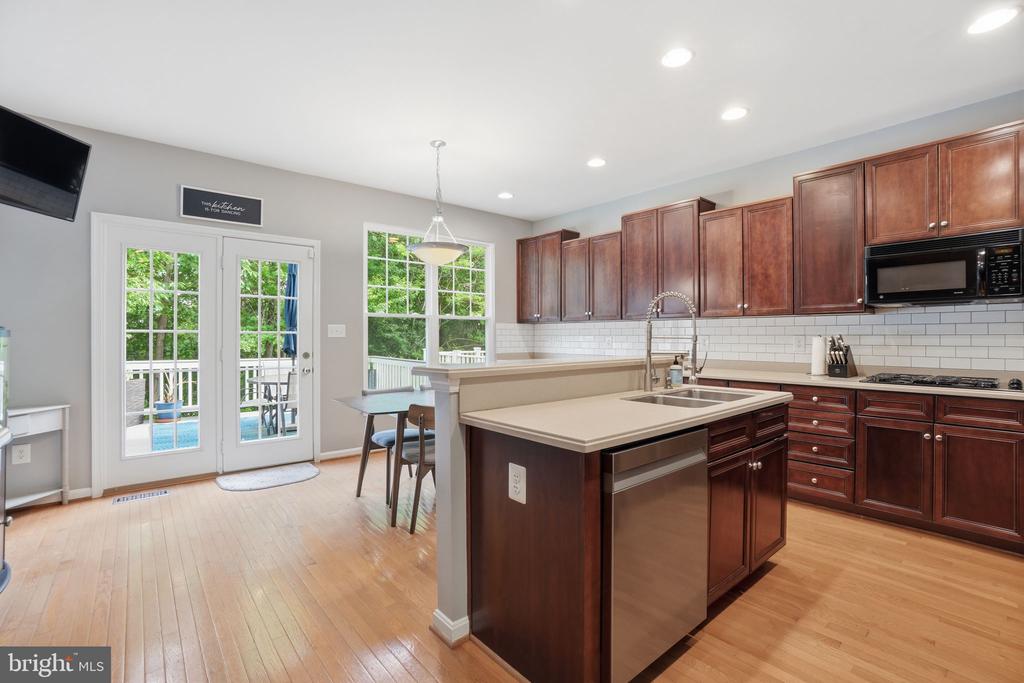 8133 DOVE COTTAGE COURT