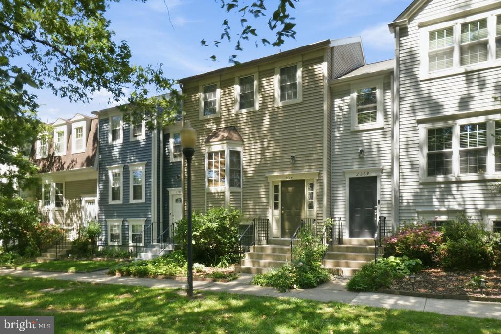 2391 HUNTERS SQUARE COURT