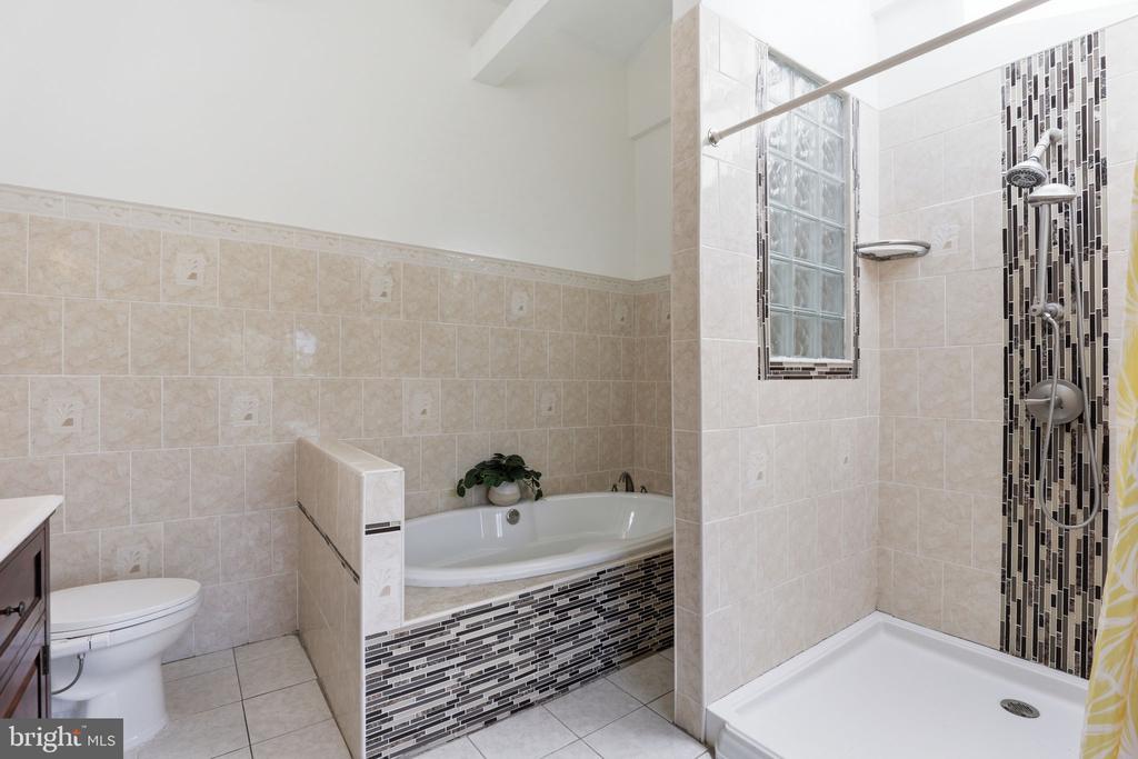 6811 VALLEY BROOK DRIVE
