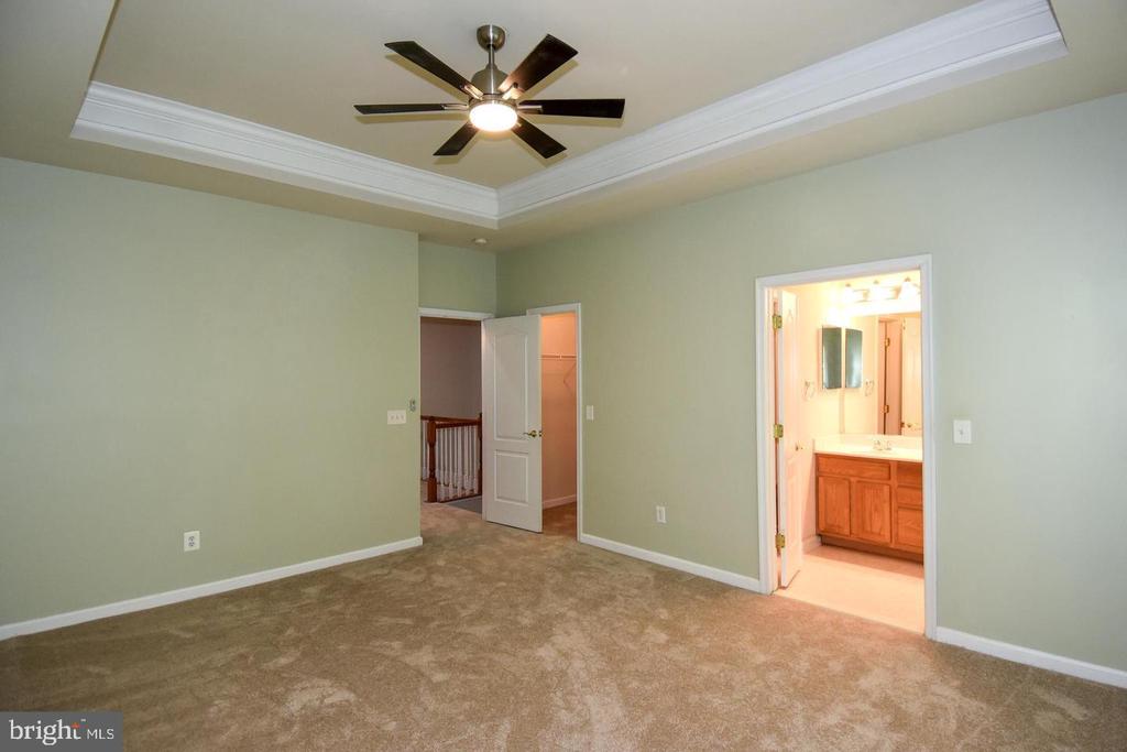 7810 LOCUST LEAF LANE