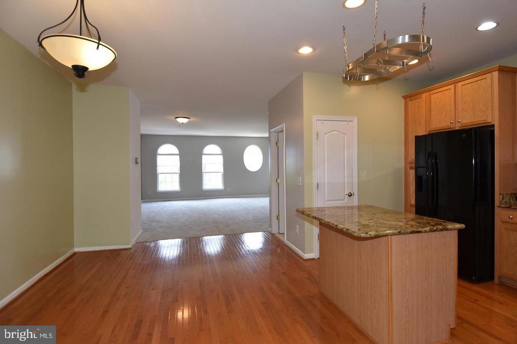 7810 LOCUST LEAF LANE