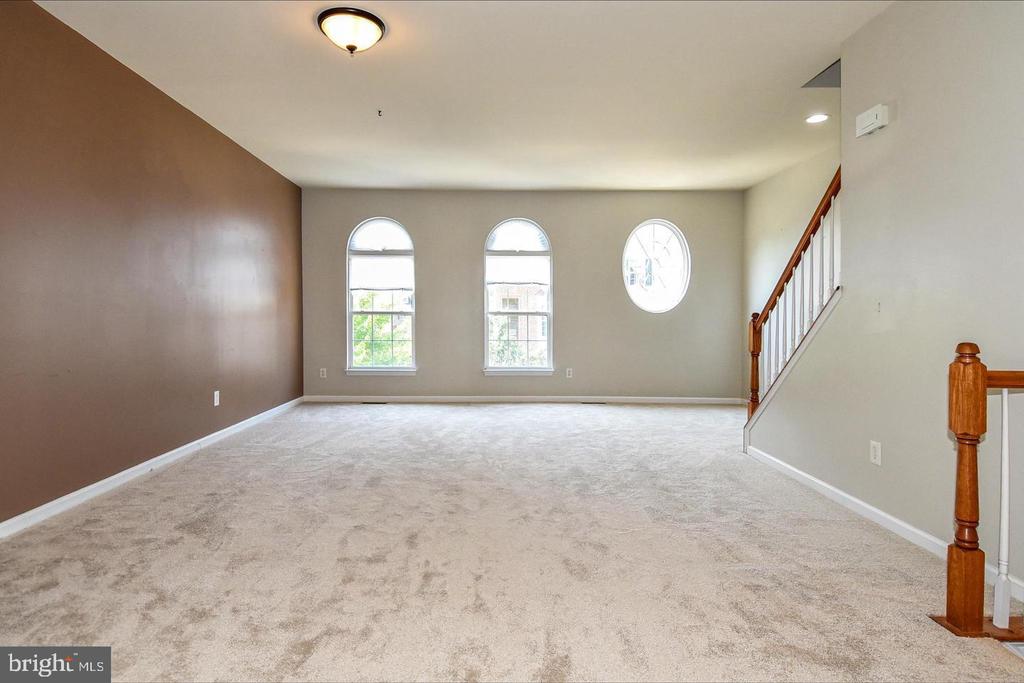 7810 LOCUST LEAF LANE