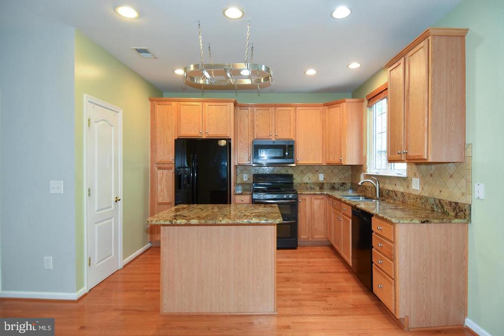 7810 LOCUST LEAF LANE