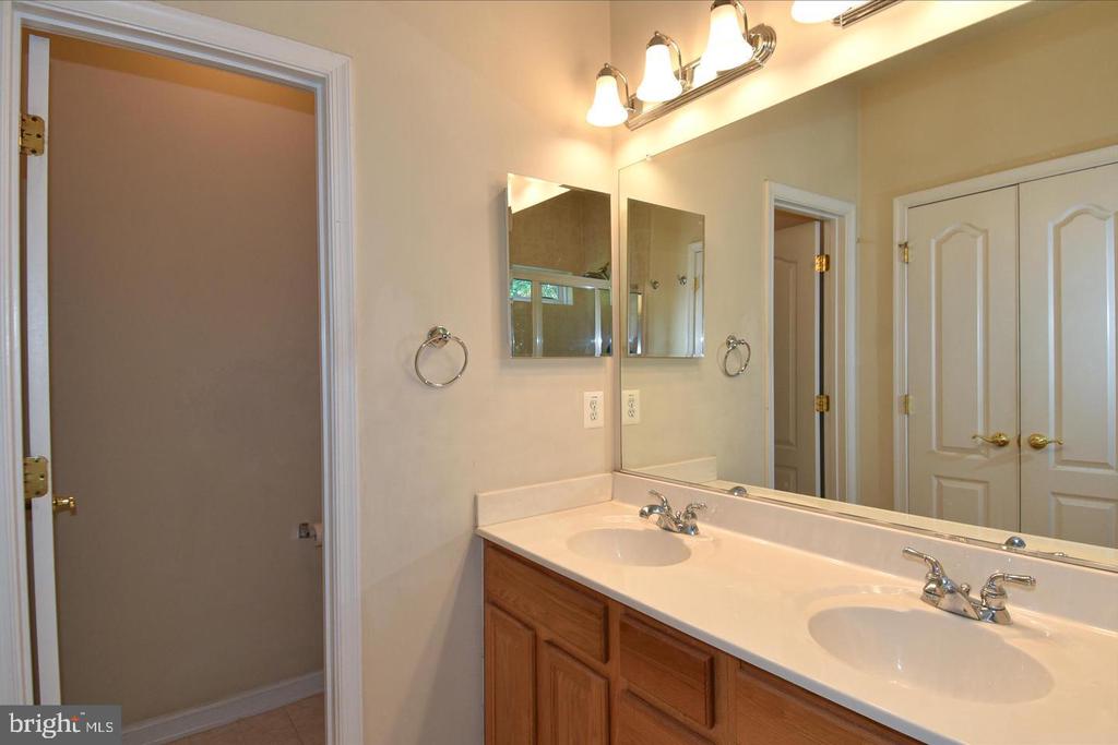 7810 LOCUST LEAF LANE