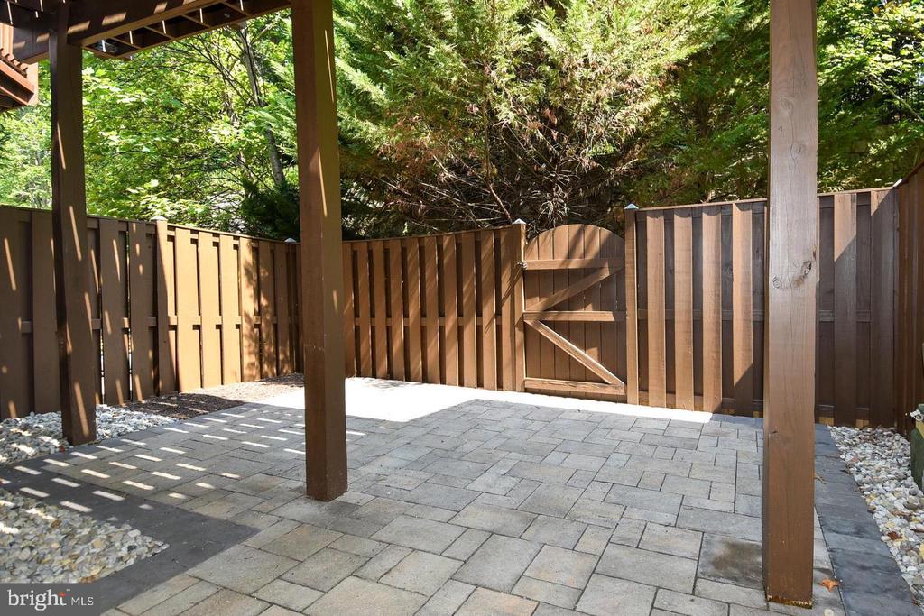 7810 LOCUST LEAF LANE