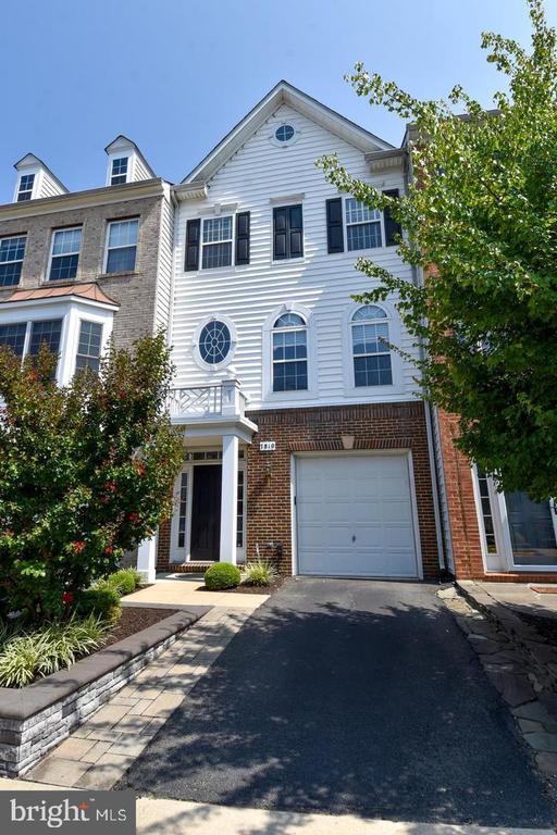 7810 LOCUST LEAF LANE