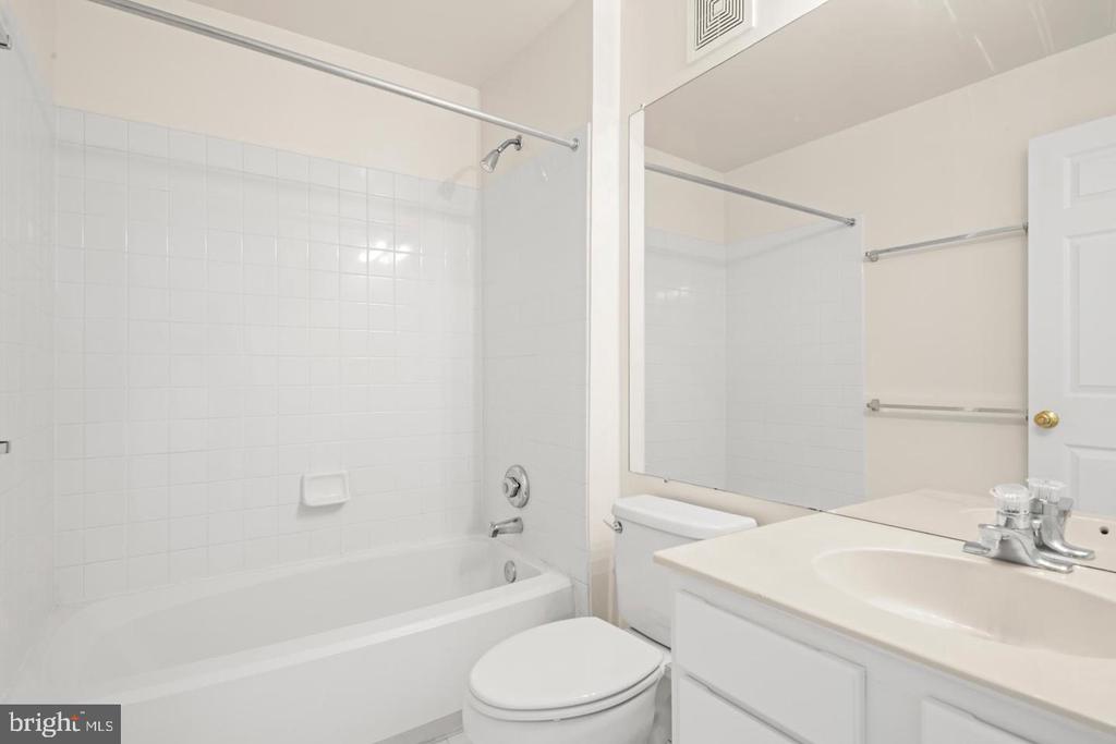 7014 METROPOLITAN PLACE Unit: 302