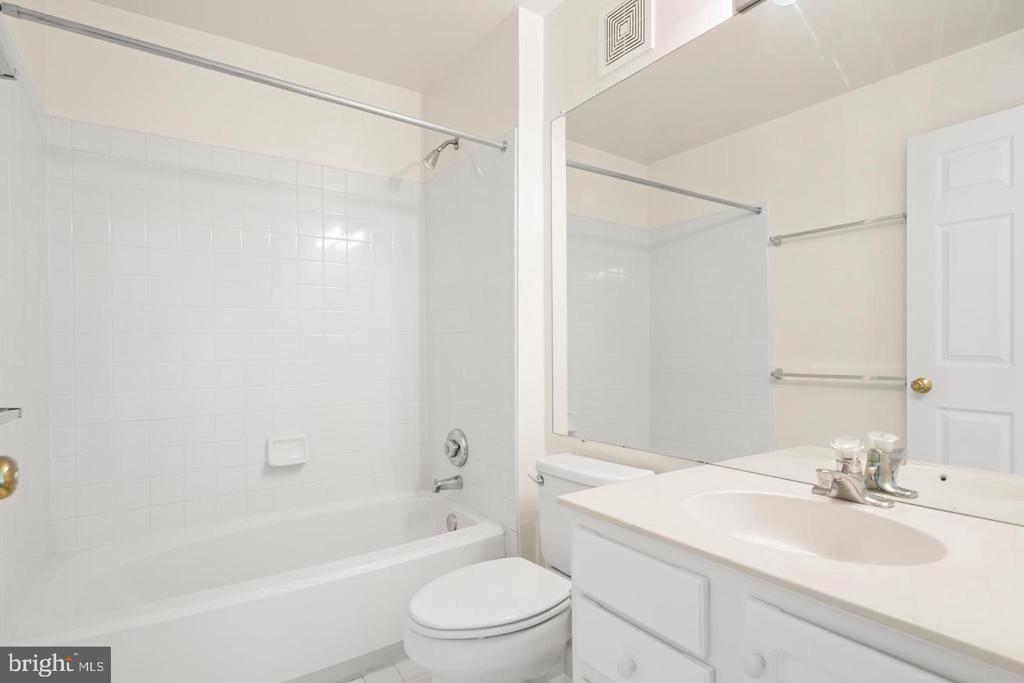 7014 METROPOLITAN PLACE Unit: 302