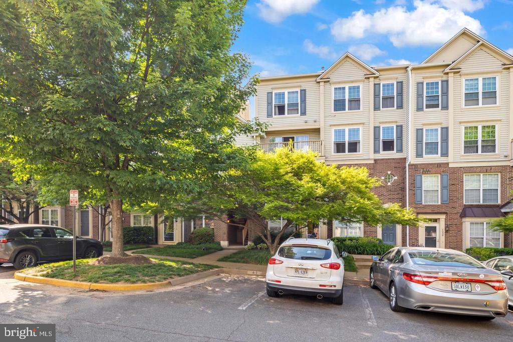 7014 METROPOLITAN PLACE Unit: 302