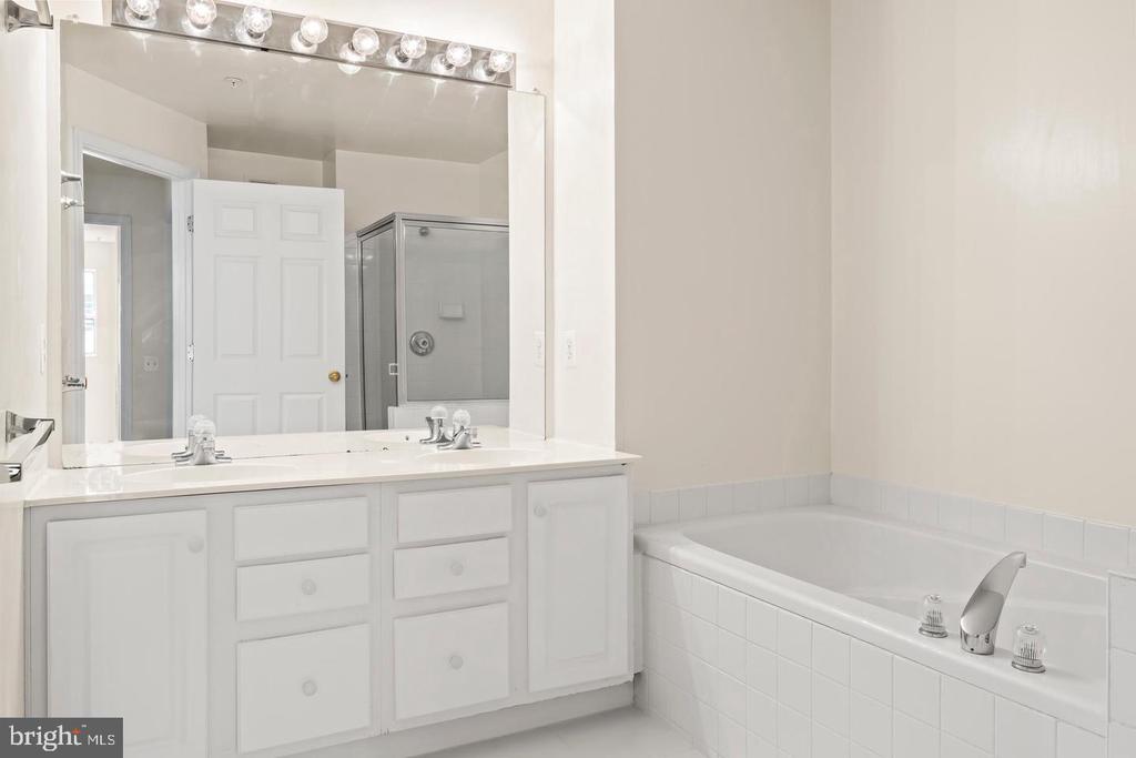 7014 METROPOLITAN PLACE Unit: 302