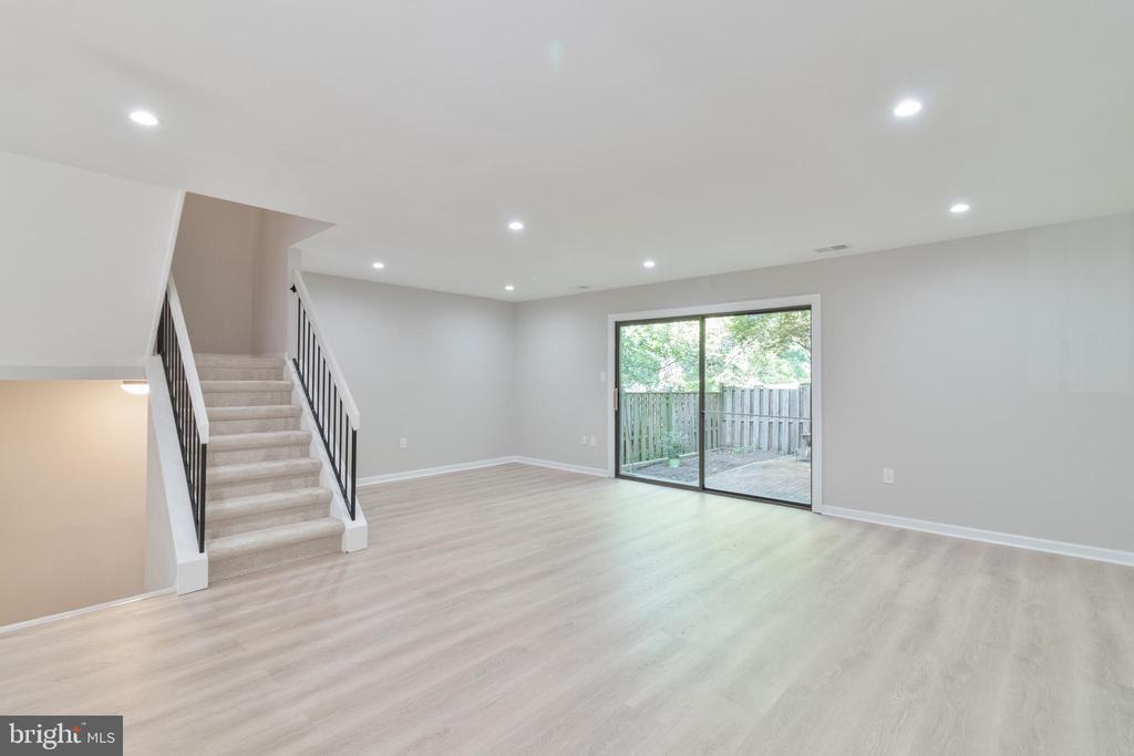 8748 RIDGE HOLLOW COURT