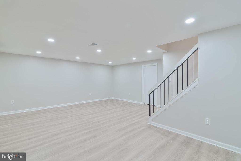 8748 RIDGE HOLLOW COURT