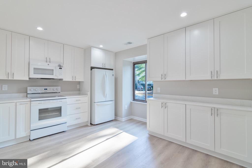 8748 RIDGE HOLLOW COURT