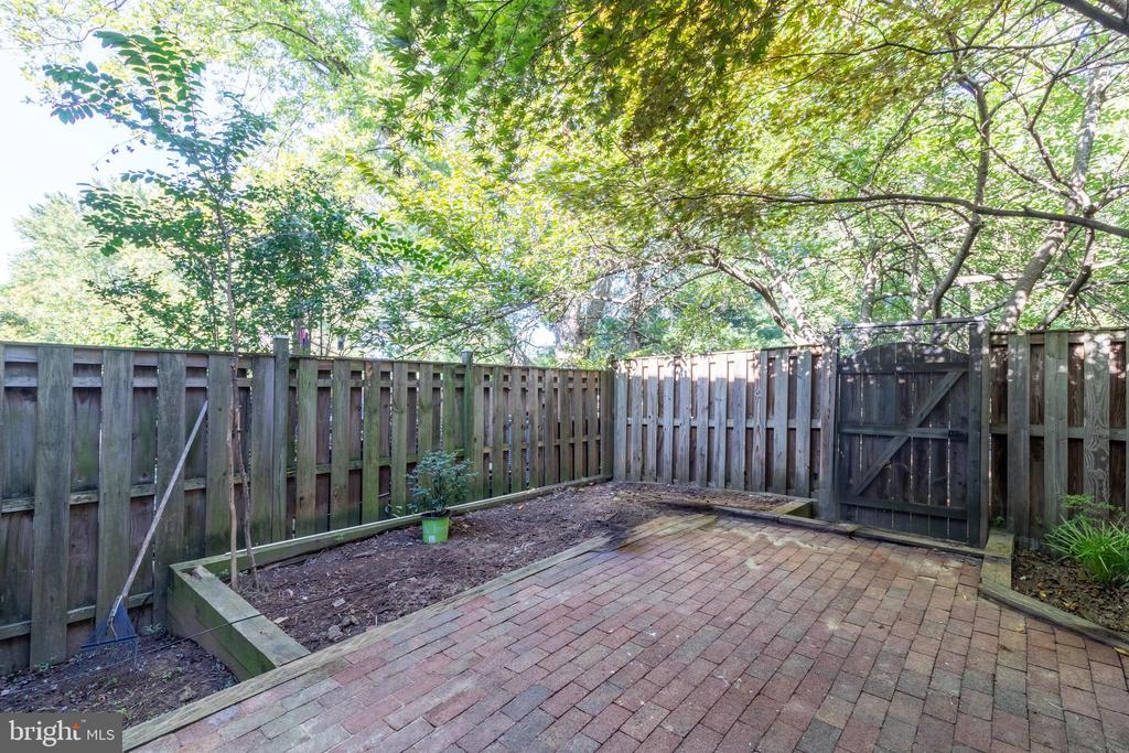 8748 RIDGE HOLLOW COURT