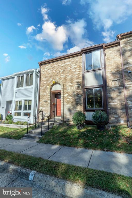 8748 RIDGE HOLLOW COURT