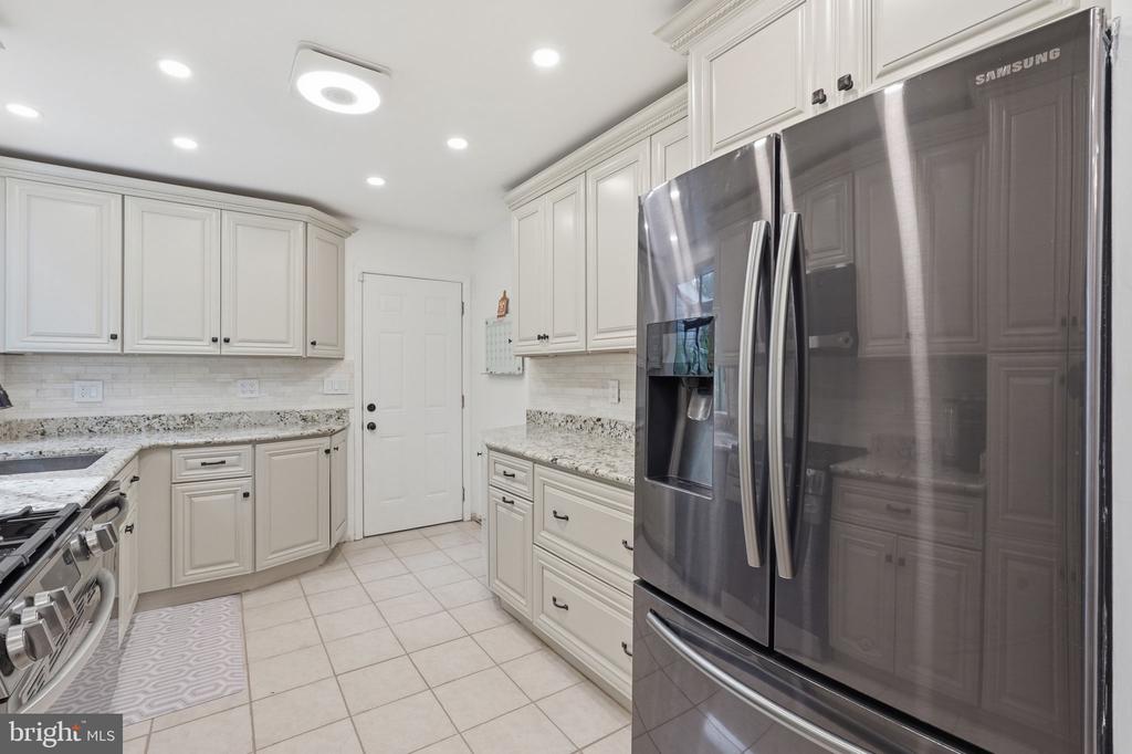 7023 ASHBURY DRIVE