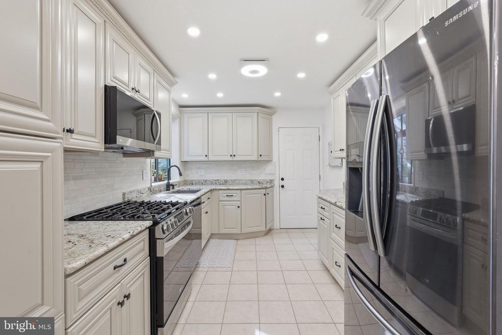 7023 ASHBURY DRIVE