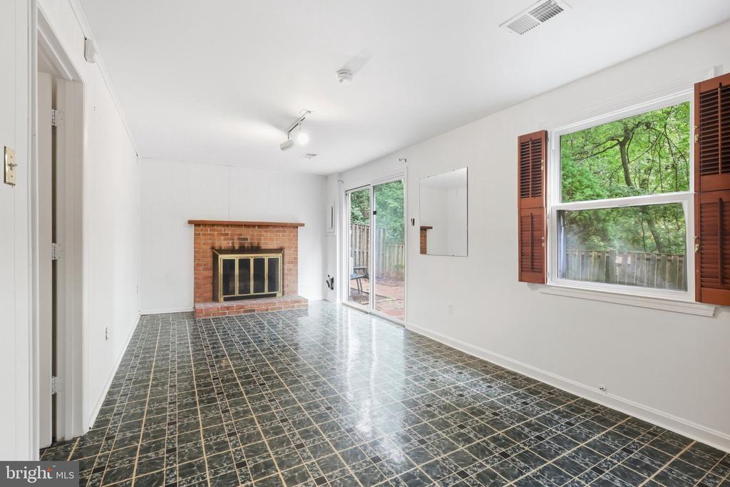 2915 ELLENWOOD DRIVE