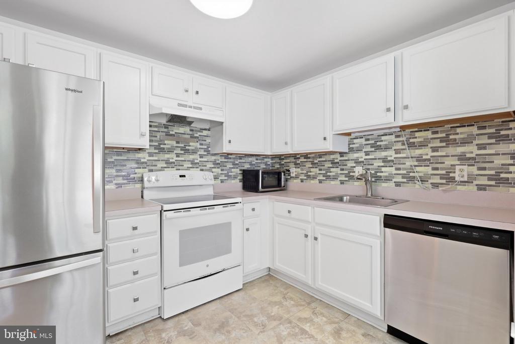 2915 ELLENWOOD DRIVE