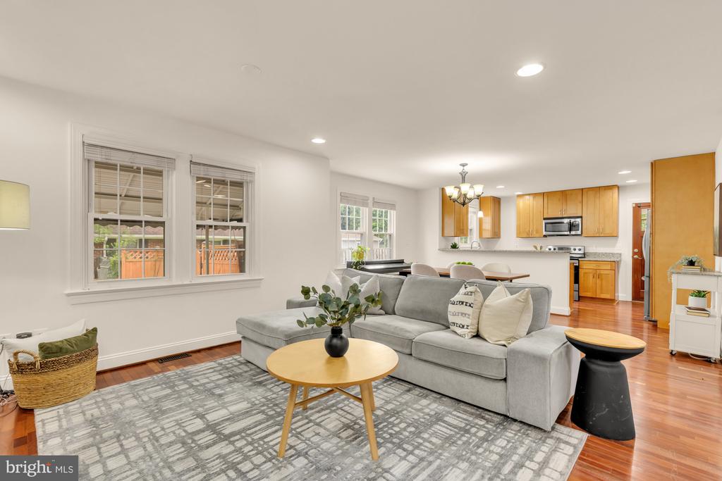 8604 WOODLAWN COURT