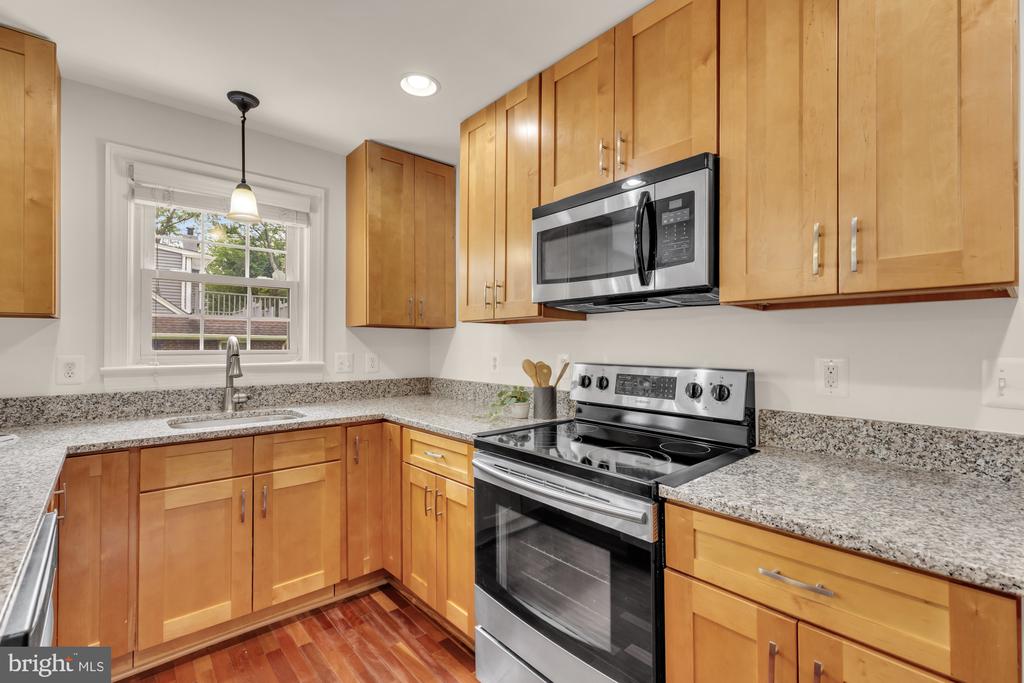 8604 WOODLAWN COURT