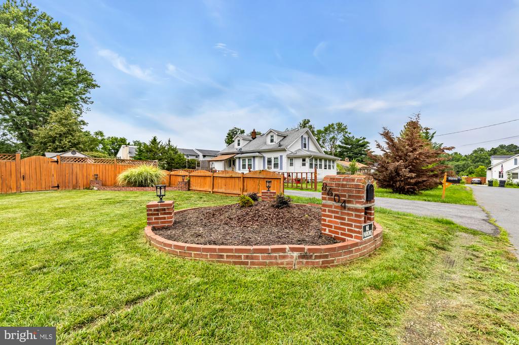 8604 WOODLAWN COURT