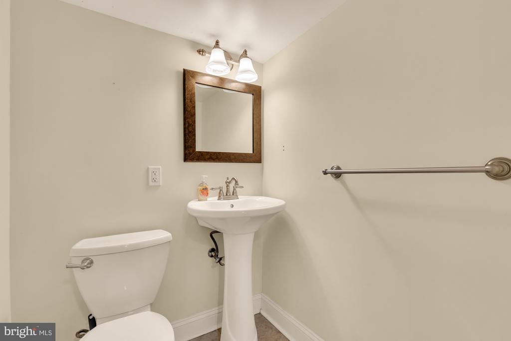 8604 WOODLAWN COURT