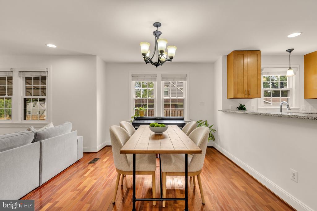 8604 WOODLAWN COURT