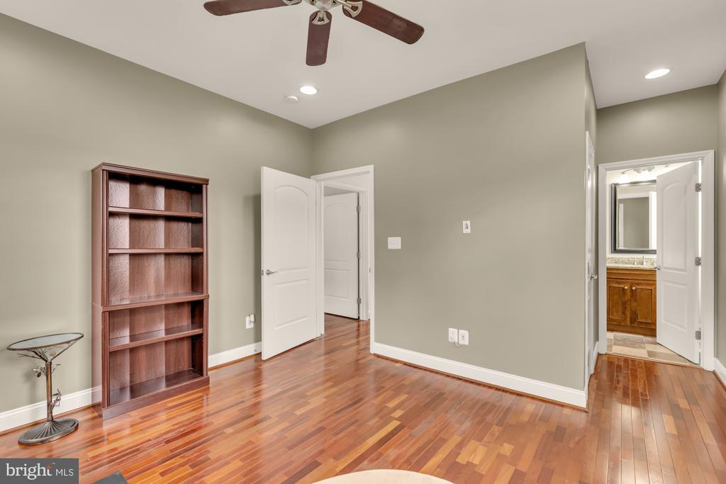 8604 WOODLAWN COURT