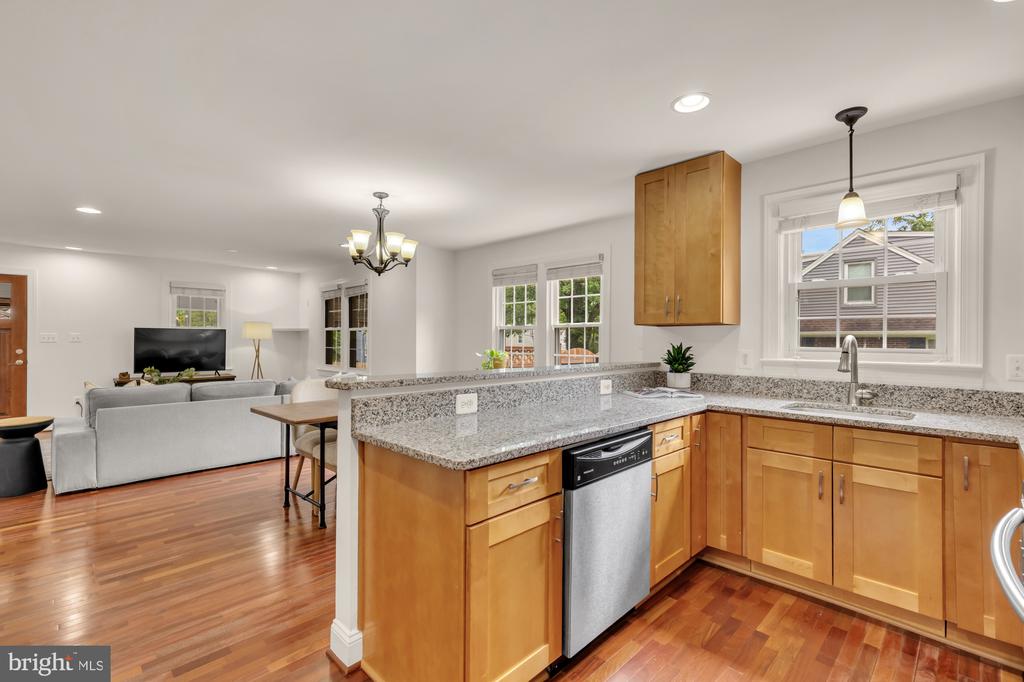 8604 WOODLAWN COURT