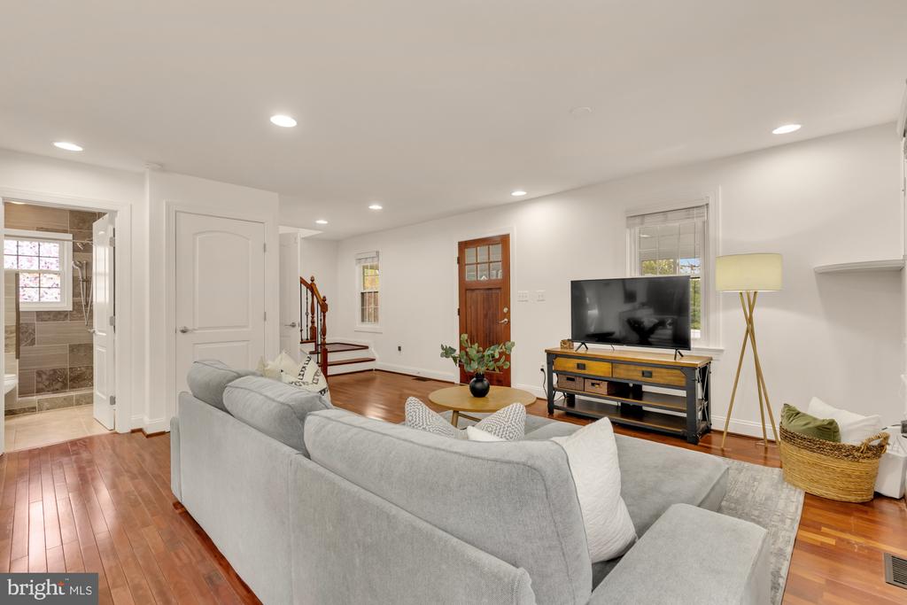 8604 WOODLAWN COURT