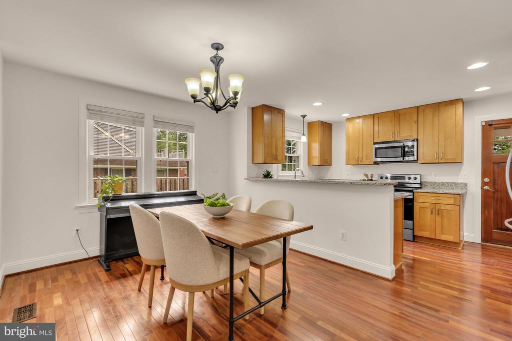8604 WOODLAWN COURT
