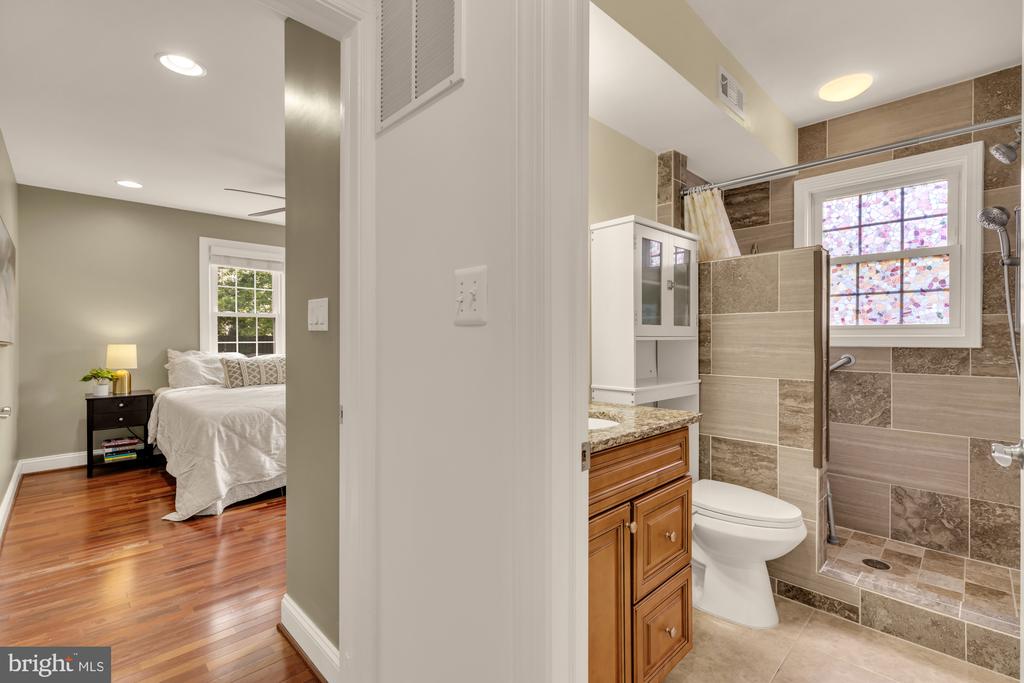 8604 WOODLAWN COURT
