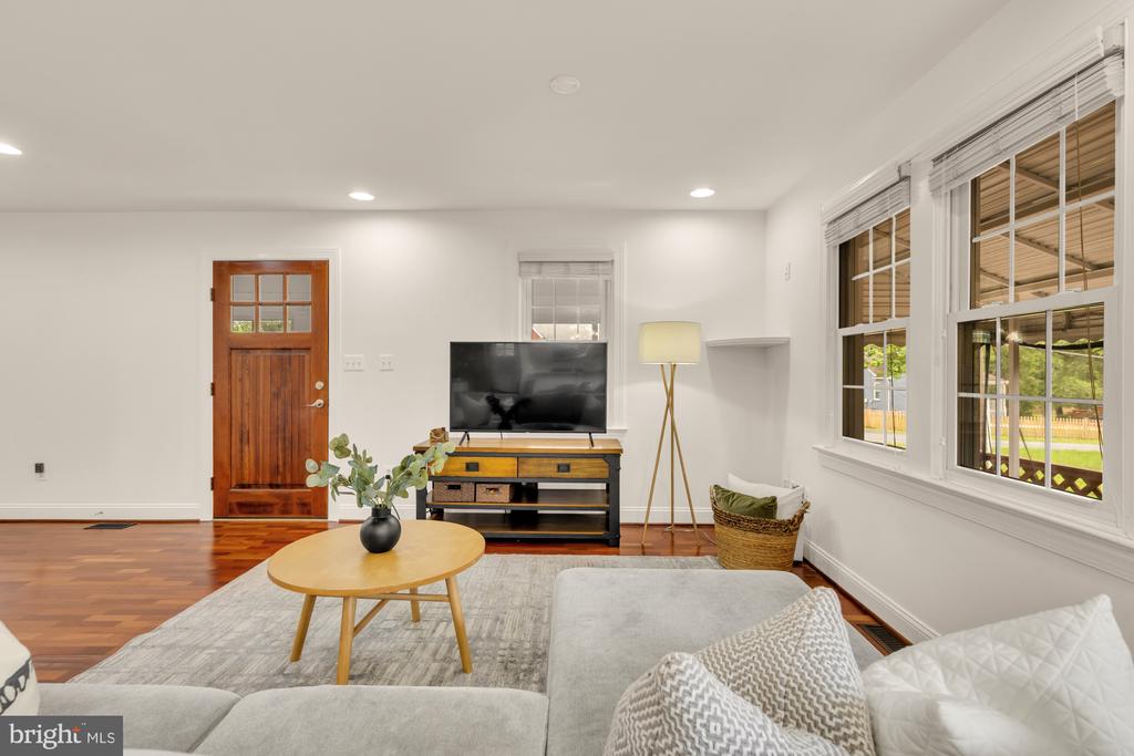 8604 WOODLAWN COURT