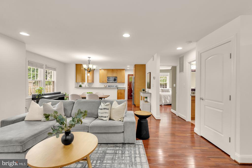 8604 WOODLAWN COURT