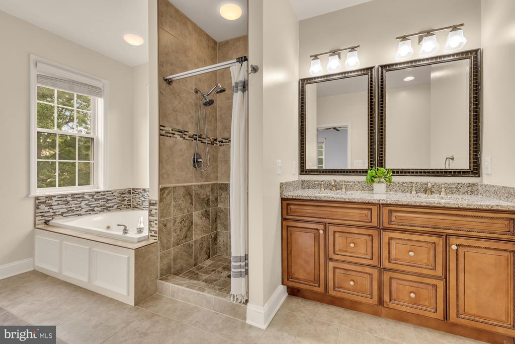 8604 WOODLAWN COURT