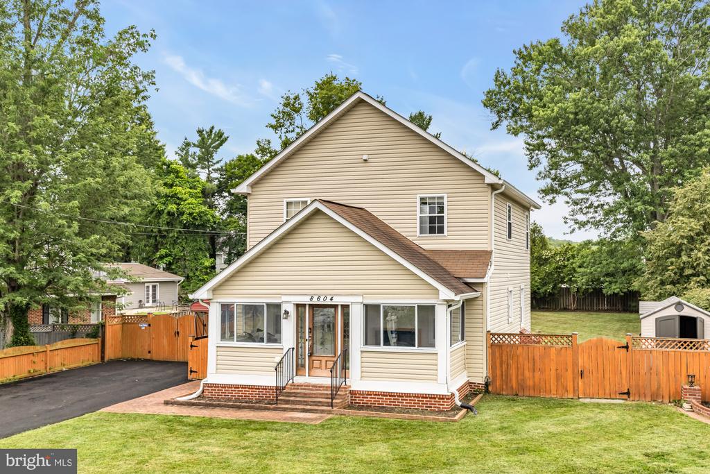 8604 WOODLAWN COURT