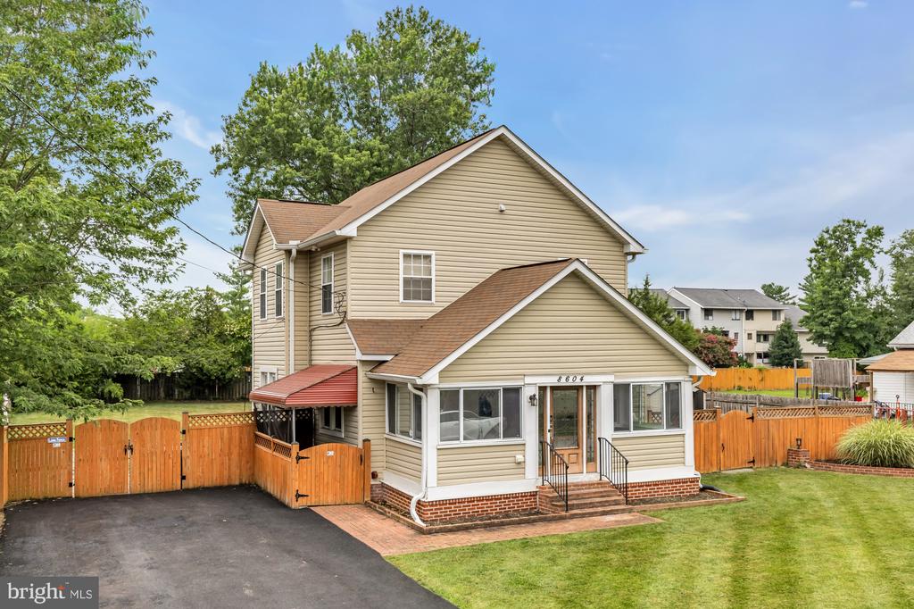 8604 WOODLAWN COURT