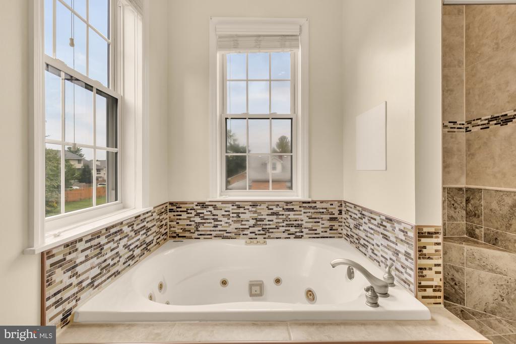 8604 WOODLAWN COURT