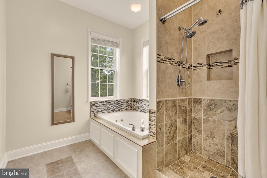 8604 WOODLAWN COURT