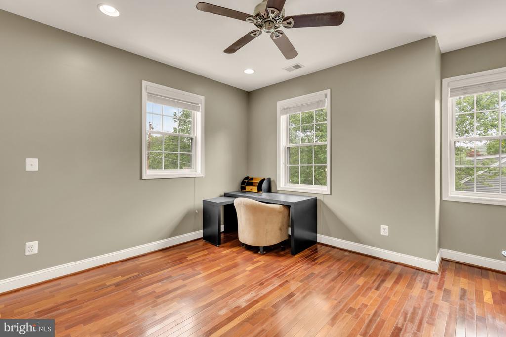 8604 WOODLAWN COURT