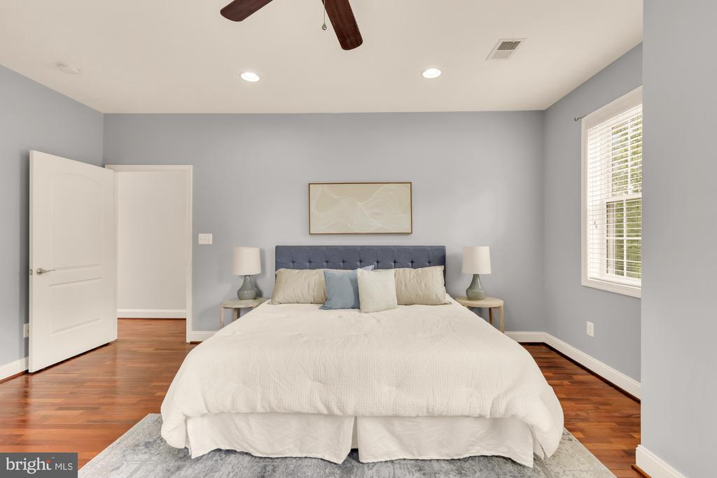8604 WOODLAWN COURT