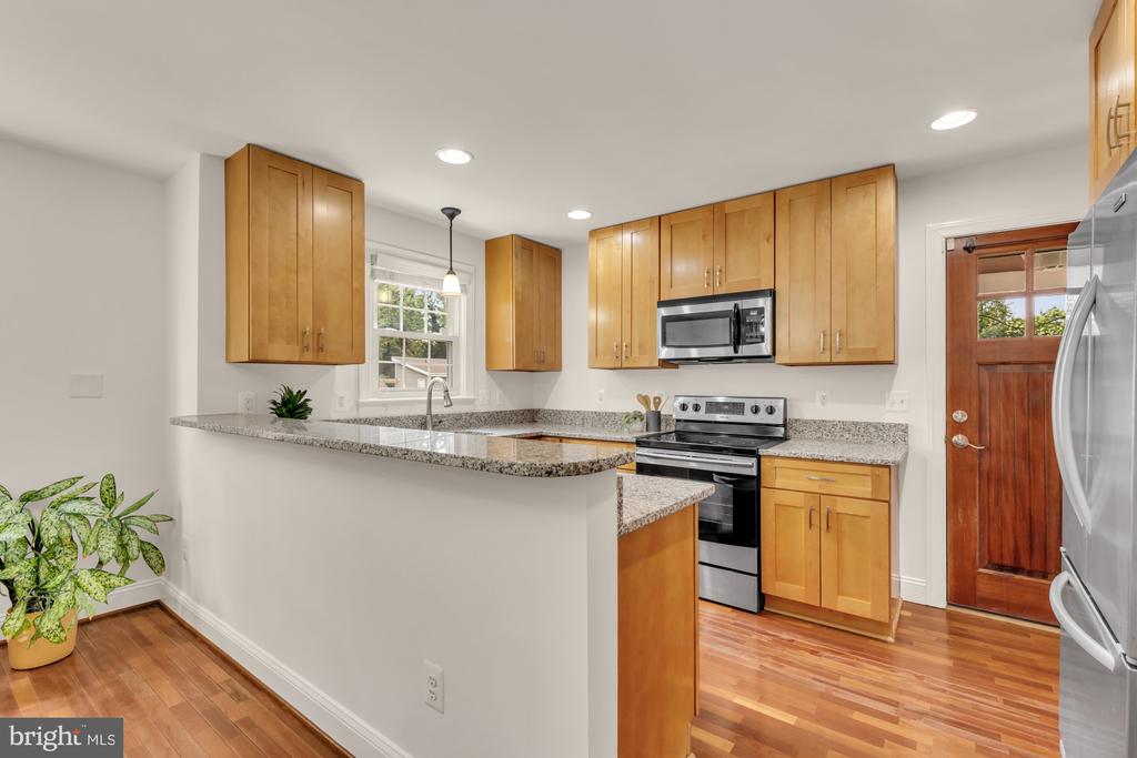 8604 WOODLAWN COURT