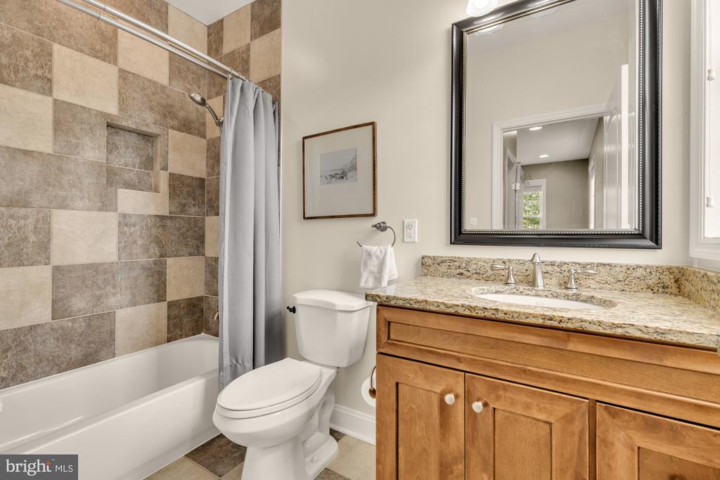 8604 WOODLAWN COURT