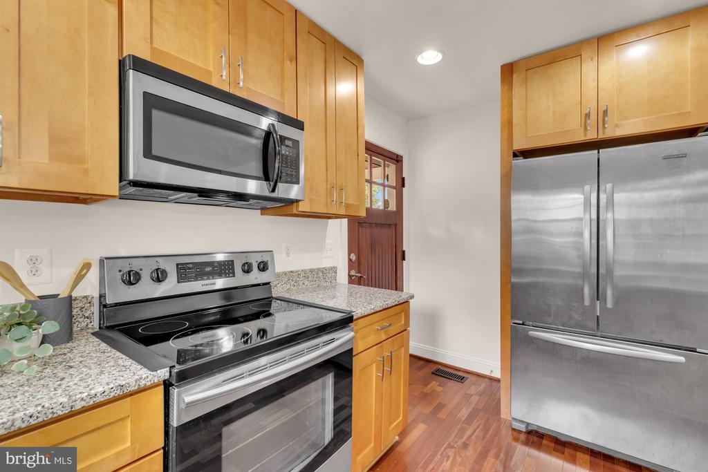 8604 WOODLAWN COURT