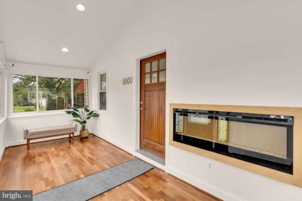 8604 WOODLAWN COURT